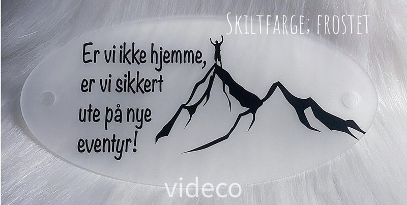 Ovalt skilt- Er vi ikke hjemme er vi sikkert ute på nye eventyr