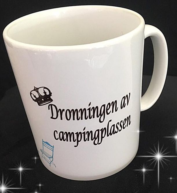 Hovedbilde Kopp- Dronningen av campingplassen m/ tekst og motiv